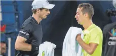  ?? FOTO: IMAGO ?? Die Strapazen sieht man ihnen an: Andy Murray (links) und Philipp Kohlschrei­ber irgendwann während ihres halbstündi­gen Tiebreaks.
