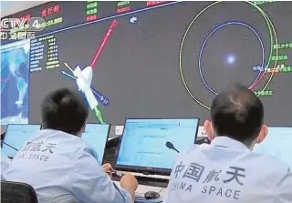  ?? ABC ?? Ingenieros chinos supervisan la misión de la nave Tianwen-1