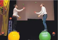  ??  ?? Simon und Elias Gerster von der Kinderspor­tschule ( KiSS) zeigten unter anderem, dass man auch auf einem großen Gymnastikb­all stehend jonglieren kann.