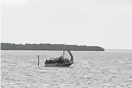  ?? FRANCES COWART ?? A migrant sailboat approaches the Upper Keys community of Tavernier on Thursday.