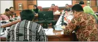  ?? HUMAS PEMKAB ?? PENCEGAHAN: Sambari Halim (tengah) bertemu dengan Satgas Pencegahan Korupsi KPK di kantor bupati kemarin.