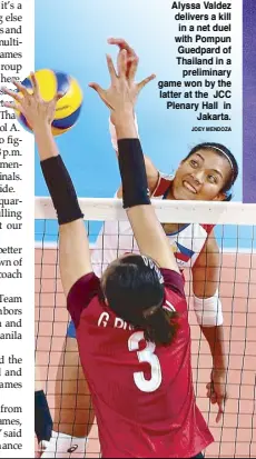  ?? JOEY MENDOZA ?? Alyssa Valdez delivers a kill in a net duel with Pompun Guedpard of Thailand in a preliminar­y game won by the latter at the JCC Plenary Hall in Jakarta.