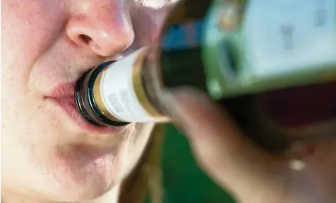  ?? Foto: Uwe Anspach, dpa ?? Die Zahl der Frauen, die ein problemati­sches Trinkverha­lten haben, ist stark angestiege­n. Auf Dauer schädigen sie so ihren Körper.