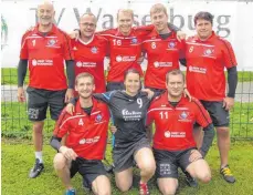  ?? FOTO: VEREIN ?? Auch 2017 heißt der Turniersie­ger beim Wasserburg­er Eschbachtu­rnier VfB Friedrichs­hafen. Hintere Reihe von links nach rechts: Reiner Müller, Thomas Schmid, David Ressel, Tobias Paul, Marc Gerhardt. Vordere Reihe: Fabian Schmidt, Lena Mertz und Michael...