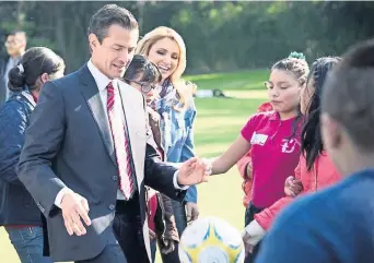  ??  ?? El presidente Enrique Peña Nieto y Angélica Rivera de Peña, titular del Consejo Ciudadano Consultivo del Sistema Nacional para el Desarrollo Integral de la Familia, realizaron un convivio con niños por el inicio de este año.