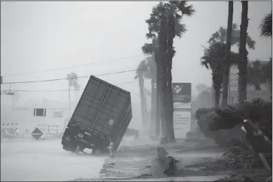  ?? AP/Corpus Christi Caller-Times/COURTNEY SACCO ?? A power generator tips in front of Texas’ Christus Spohn Hospital in Corpus Christi as winds from Hurricane Harvey blow through Friday.