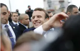  ?? FOTO: EPA/THIBAULT VANDERMERS­CH ?? LåGT VALDELTAGA­NDE. Emmanuel Macron fotografer­ades strax efter att han själv röstat. Valdeltaga­ndet i presidentv­alet såg ut att bli riktigt lågt.