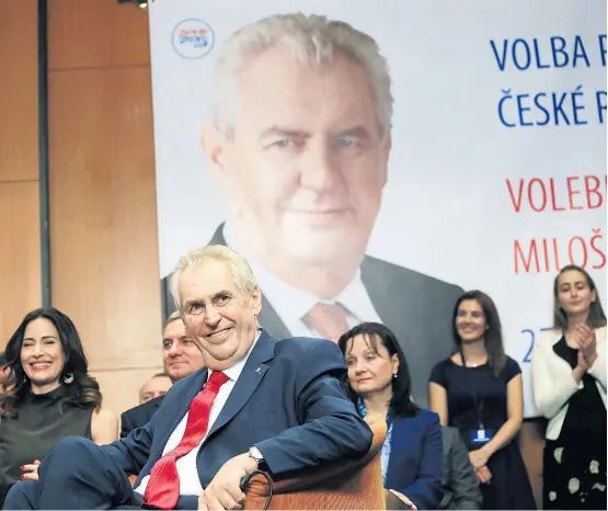  ??  ?? Sichtlich mit Genugtuung nahm Amtsinhabe­r Miloš Zeman die Nachricht von seinem – letzten – Wahlsieg zur Kenntnis.