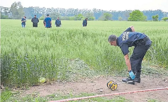  ?? ENLACE CRÍTICO ?? Pericias. Agentes de la Policía Científica, ayer, en el campo de Zárate donde fue hallado el cuerpo del italiano Vittorio Piva (46).