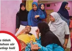  ??  ?? ABDUL Khalid yang terlantar sakit pulang ke pangkuan keluargany­a di Taman Kandis Permai, semalam.