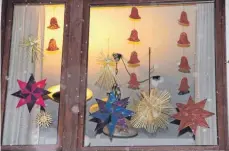  ?? FOTO: FUCHS ?? Ihr Adventsfen­ster im Obergescho­ss hat Helga Wittlage in diesem Jahr spontan dekoriert.