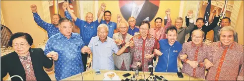  ??  ?? Abang Johari (fourth right) with the state BN leaders joining arms to show solidarity and suport to develop the state.