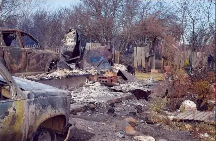  ?? NEWS PHOTO TIM KALINOWSKI ?? Fire devastated this farm near Hilda, but somehow these cats managed to survive despite showing signs of burned whiskers and paws.