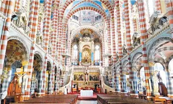  ??  ?? Almagro. María Auxiliador­a, Basílica diseñada por Vespignani, y en la que cantó Gardel.