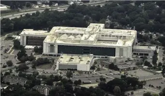  ?? PIONEER PRESS FILE ?? ON ALERT: Aerial photo of the Veterans Administra­tion Hospital in Minneapoli­s, Minn.