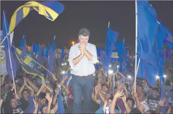  ??  ?? Efraín Alegre durante el acto que tuvo lugar en la cancha Villa Elena de Luque, el jueves por la noche. Luego estuvo en la ciudad de Fernando de la Mora, donde hubo incidentes.