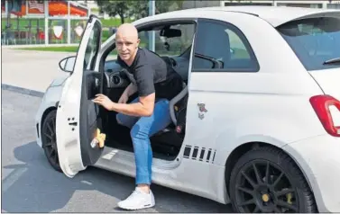  ??  ?? AGRADECIDO. Yeray sale del coche en Lezama para atender a los aficionado­s del Athletic.