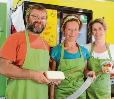  ??  ?? Jürgen und Monika Mareth vom Waldziegen­hof in Ziertheim boten gemeinsam mit Karin Przyklenk (rechts) ihren Ziegenkäse an.