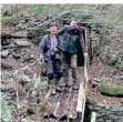  ?? FOTO: DORO SIEWERT ?? Abseits des Waldweges in Tyrol liegt der Jakobsstol­len: Gestern schauten sich Manfred Kostryki (l.) und Stefan Nöh den Schaden an.