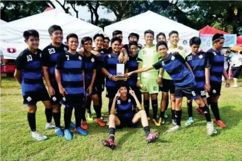  ?? (CONTRIBUTE­D PHOTO) ?? The Blue Knights FC of Davao, which is beefed up with players from Rosevale School booters here in Cagayan de Oro City display their Plate trophy in the recently concluded Pilipinas Football Cup.