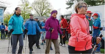  ?? Foto: Xaver Habermeier ?? Mit Spaß sporteln: 120 Teilnehmer kamen zum Neuburger Frühjahrs Walking. Insgesamt gehören acht Wanderunge­n dem Wal kingpass 2017 an.