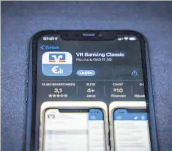  ?? FOTO: RÜDIGER WÖLK/IMAGO IMAGES ?? Die VR-Banking-App kommt etwas grau und bieder daher, überzeugt aber mit vielen Funktionen wie einer Multibanke­nFähigkeit.