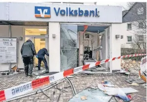  ?? FOTO: MARKUS KLÜMPER/DPA ?? Der Tatort im Sauerland: Die Bankfilial­e ist schwer beschädigt. Die Täter wurden noch in der Nacht gefasst.