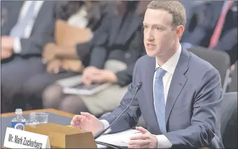  ??  ?? Mark Zuckerberg, fundador de Facebook, en su declaració­n ante el Senado de EE.UU.