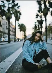  ?? INSTAGRAM ?? junto a una raya continua (sobre estas líneas) en una vía por la que circulan vehículos, o la de una joven posando para una foto arriesgada en el Castillo de Praga (abajo)