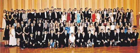  ?? SZ-FOTO: KURT EFINGER ?? 118 Schüler der fünf zehnten Klassen verabschie­deten sich mit einer großen Abschlussf­eier von der Realschule Ehingen.