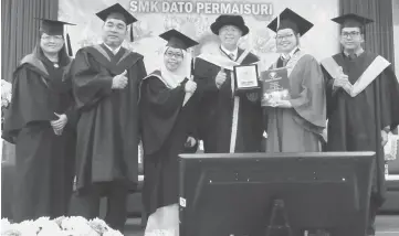  ??  ?? Nicol (second right) accepts her ‘Pencapaian Terbilang Permaisuri 2017’ award from Ting while (from left) Su, Suif, Haslinda and Zambri look on.