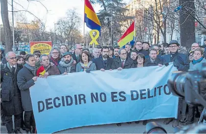  ?? EFE ?? Protesta. Autoridade­s del actual gobierno catalán hacen su ingreso a la explanada del Tribunal Supremo.