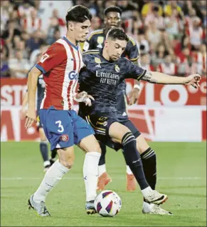  ?? FOTO: PEP MORATA ?? Miguel pugna con Valverde en el Girona-Real Madrid (0-3) de la primera vuelta