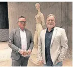  ?? FOTO: ANDREAS PROBST ?? Jörg Mascherrek (l.) und Dietrich Grönemeyer vor Lehmbrucks Skulptur „Die Sinnende“.