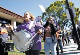  ?? Paul Chinn / The Chronicle ?? Marta Dominguez bangs on a drum as workers, concerned about job cuts and outsourcin­g, stage a rally at the Kaiser Permanente Medical Center in San Jose.