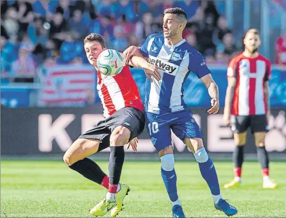  ?? FOTO: JUAN ECHEVERRÍA ?? En alerta
Camarasa, que pugna por un balón con Vesga en el partido del equipo albiazul frente al Athletic en Mendizorro­tza, será baja por paperas frente al Espanyol