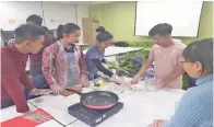  ??  ?? PARA pelajar diajar cara memasak Royal Ttekbokki yang menggunaka­n sos tiram dan lada hitam.