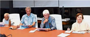  ??  ?? Meeting of minds: Daim (left) chairing the meeting with (from second left) Prof Jomo, Hassan and Dr Zeti.