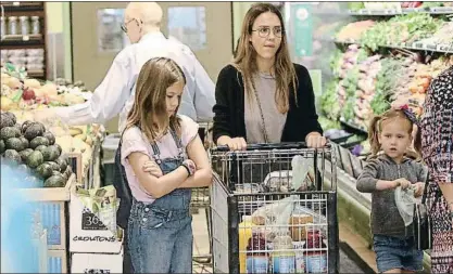  ?? FAMEFLYNET PICTURES / GTRES ?? Jessica Alba, de compras en un supermerca­do con sus hijas Honor (9) y Haven (5) Warren