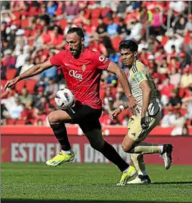  ?? ?? Muriqi avanza con el balón controlado ante un jugador del Granada.