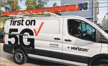  ?? Verizon ?? CARRIERS such as Verizon and AT&amp;T are racing to convince customers they’re progressin­g on 5G networks.