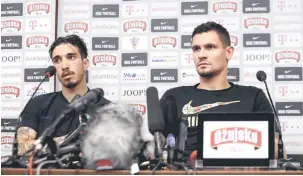  ?? — Gambar Reuters ?? SOAL JAWAB: Lovren (kanan) dan Sime Vrsaljko menjawab pertanyaan wartawan pada sidang media di Rusia.