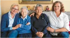  ?? Foto: Veronika Lintner ?? Besuch zum 90. Geburtstag: Caty Leinemann, die Jubilarin Erika Kudrisch, ihre Schwester Helga Rupprecht und deren Tochter Stella Blöcker.