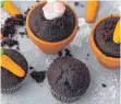  ?? FOTO: MAREIKE WINTER/ BISKUITWER­KSTATT.DE/DPA ?? Die Schokomuff­ins werden mit knackigen Schokolade­nstücken gefüllt und mit Häschen und Möhrchen dekoriert.