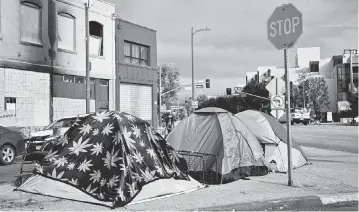  ?? FREDERIC J. BROWN TNS ?? Tents for the homeless line a street corner in Los Angeles, California, on Dec. 6, 2022.