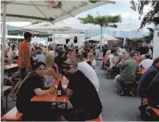  ?? FOTO: CLUB VAUDEVILLE ?? Volle Bänke, aber kein Gedränge: Das Anstattfes­t war ein Erfolg. Doch nächstes Jahr soll es endlich wieder ein richtiges Stadtfest geben.