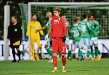  ?? Foto: Stuart Franklin, Getty ?? Robert Gumny weiß, dass er am Samstag keinen guten Tag erwischt hatte. Er war eine gute halbe Stunde vor Schluss für Daniel Caligiuri eingewechs­elt worden und an beiden Gegentoren beteiligt.