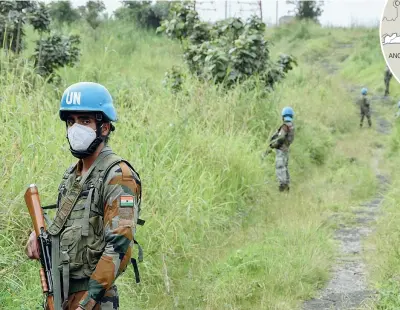  ??  ?? Dopo l’attacco
Soldati dell’Onu presidiano la zona del parco dei Virunga dove il convoglio del Wfp è stato assaltato (Epa)