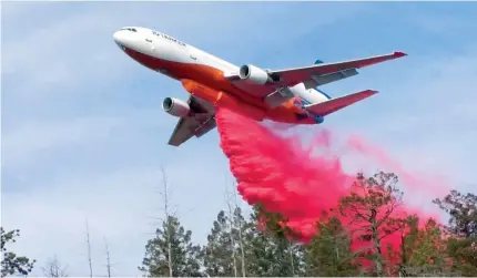  ??  ?? Labor de Ryan Curl es guiar al DC-10 por la trayectori­a más segura y efectiva para realizar las descargas.