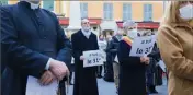  ??  ?? Hier, les Associatio­ns familiales catholique­s ont tenu à manifester à Nice, malgré la décision du Conseil d’État, quelques heures plus tôt, de retoquer la mesure du gouverneme­nt de limiter les messes à  personnes.